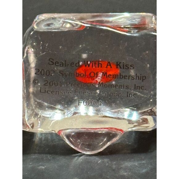 Precious Moments Fun Club Exclusive 2002 "Seal-ed With A Kiss" By Enesco - Picture 5 of 6
